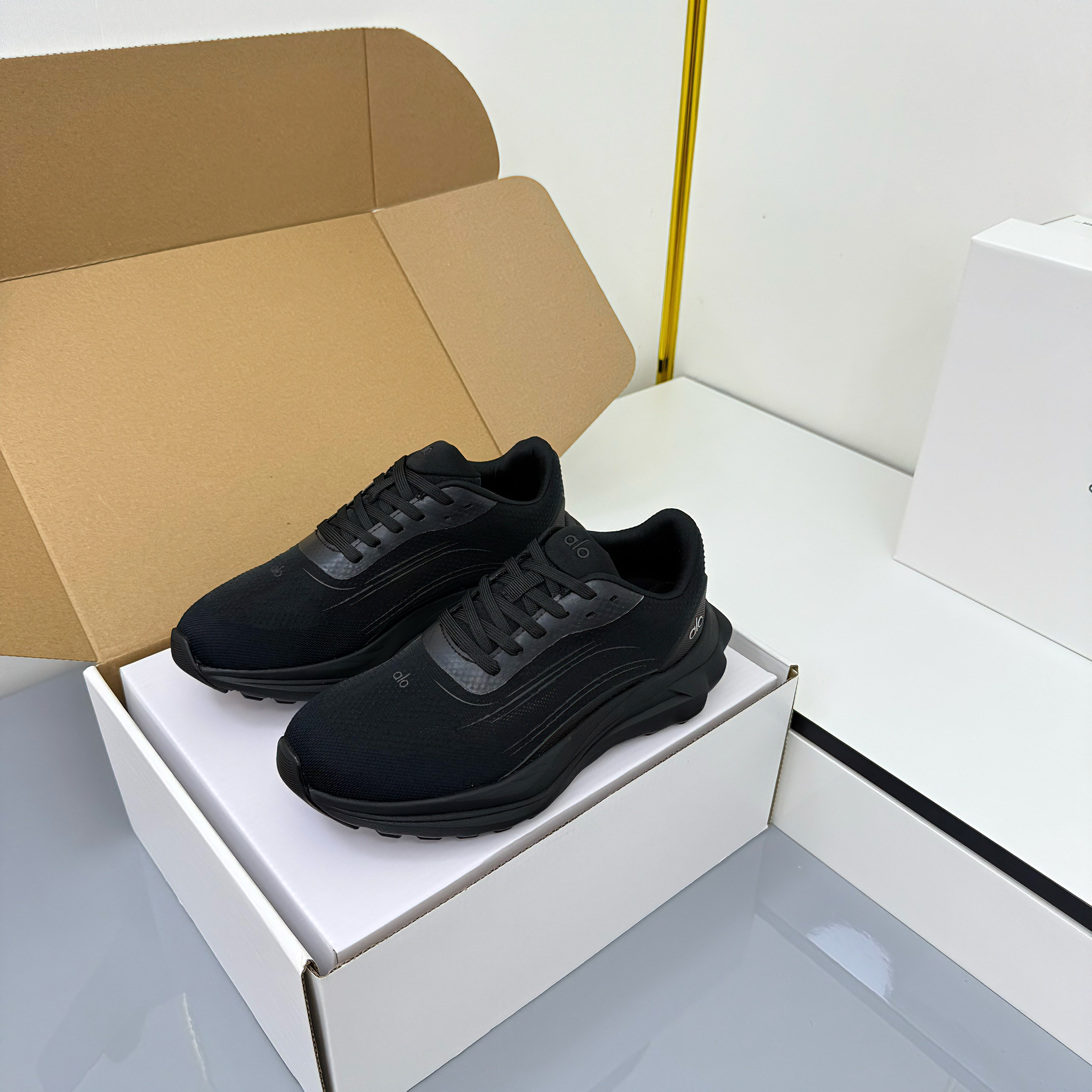 ALO 25S SNEAKER IN BLACK MESH FABRIC