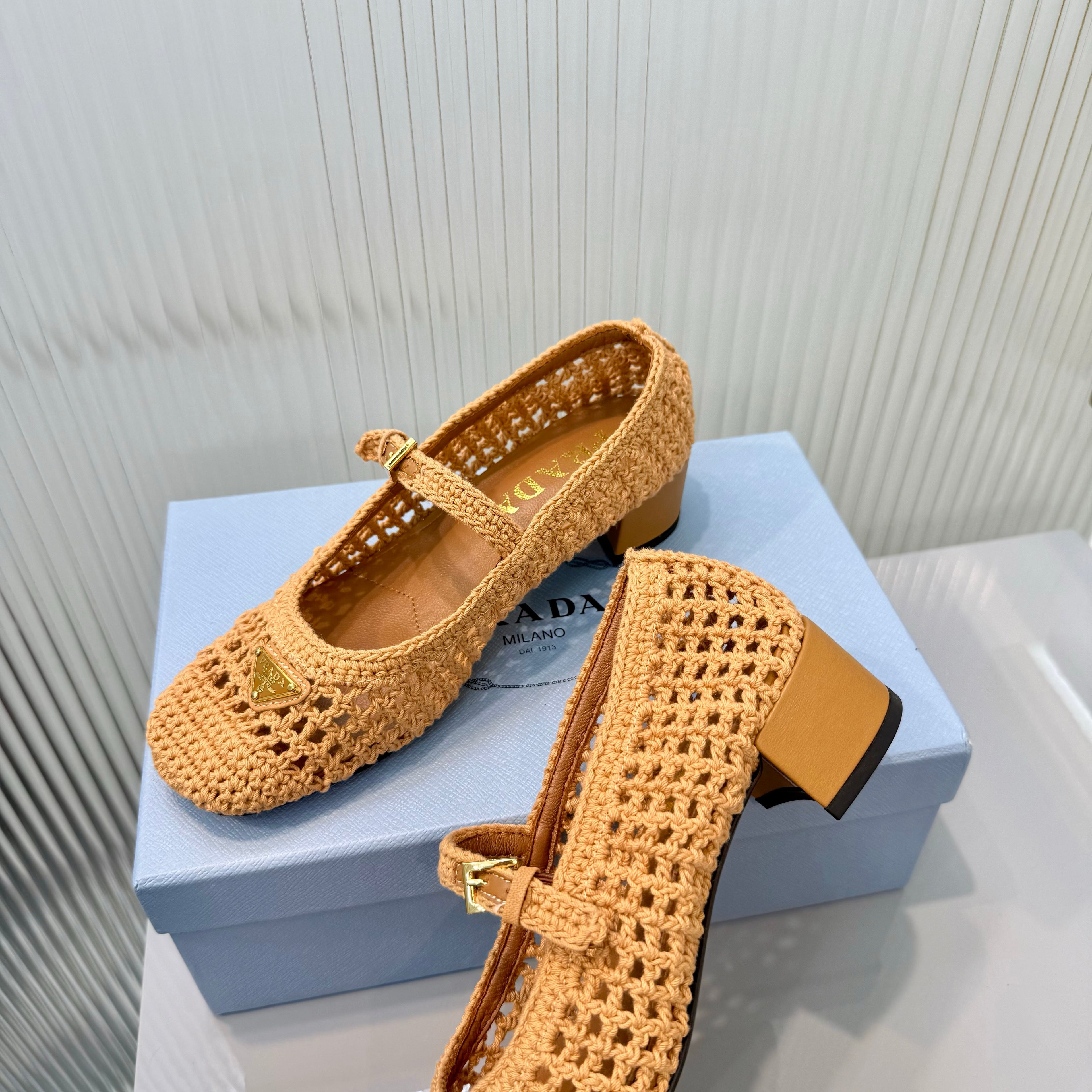 PRADA 26S LOGO PLAQUE CROCHET MARY JANE PUMPS 50MM IN BROWN WOVEN FIBER
