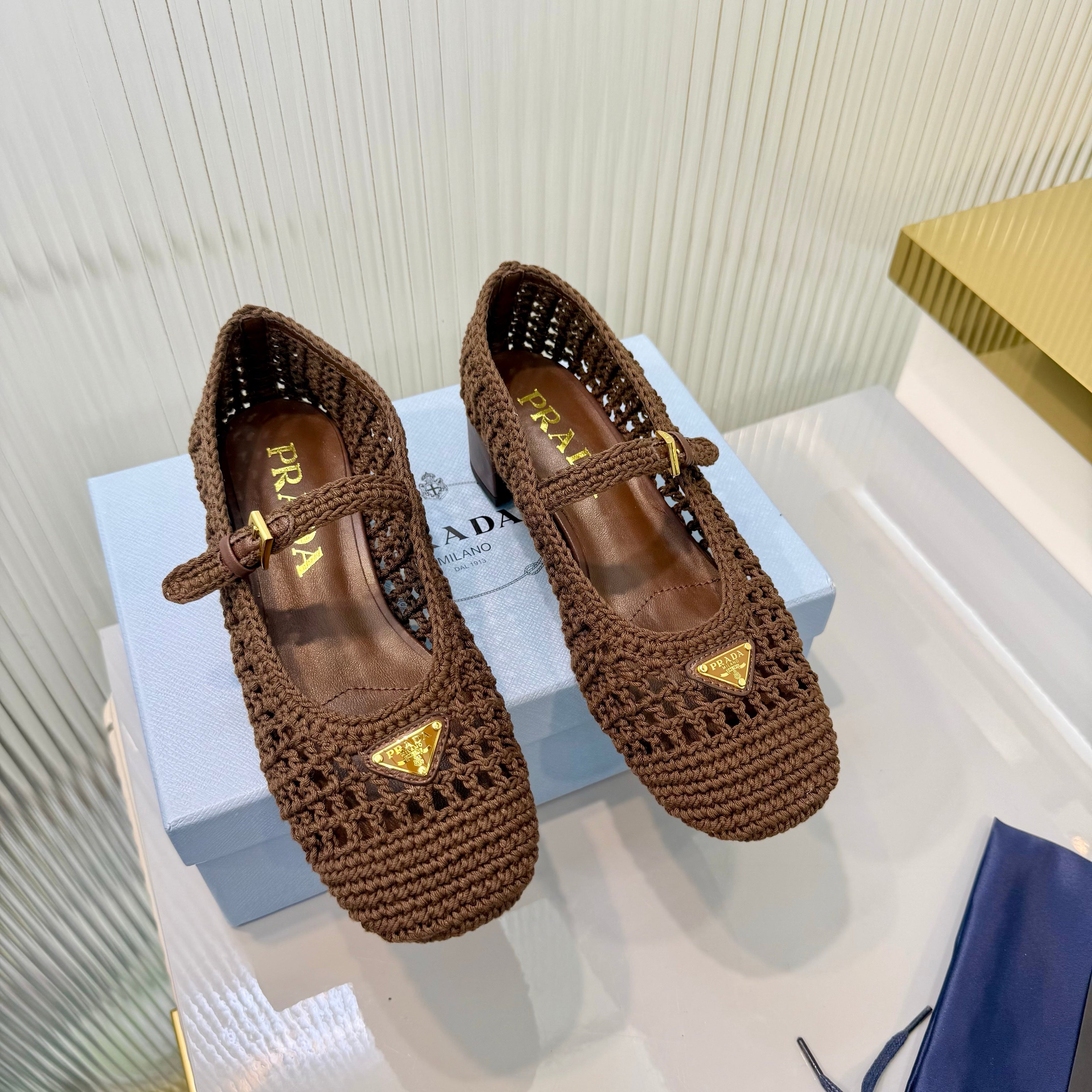 PRADA 26S LOGO PLAQUE CROCHET MARY JANE PUMPS 50MM IN DARK BROWN WOVEN FIBER