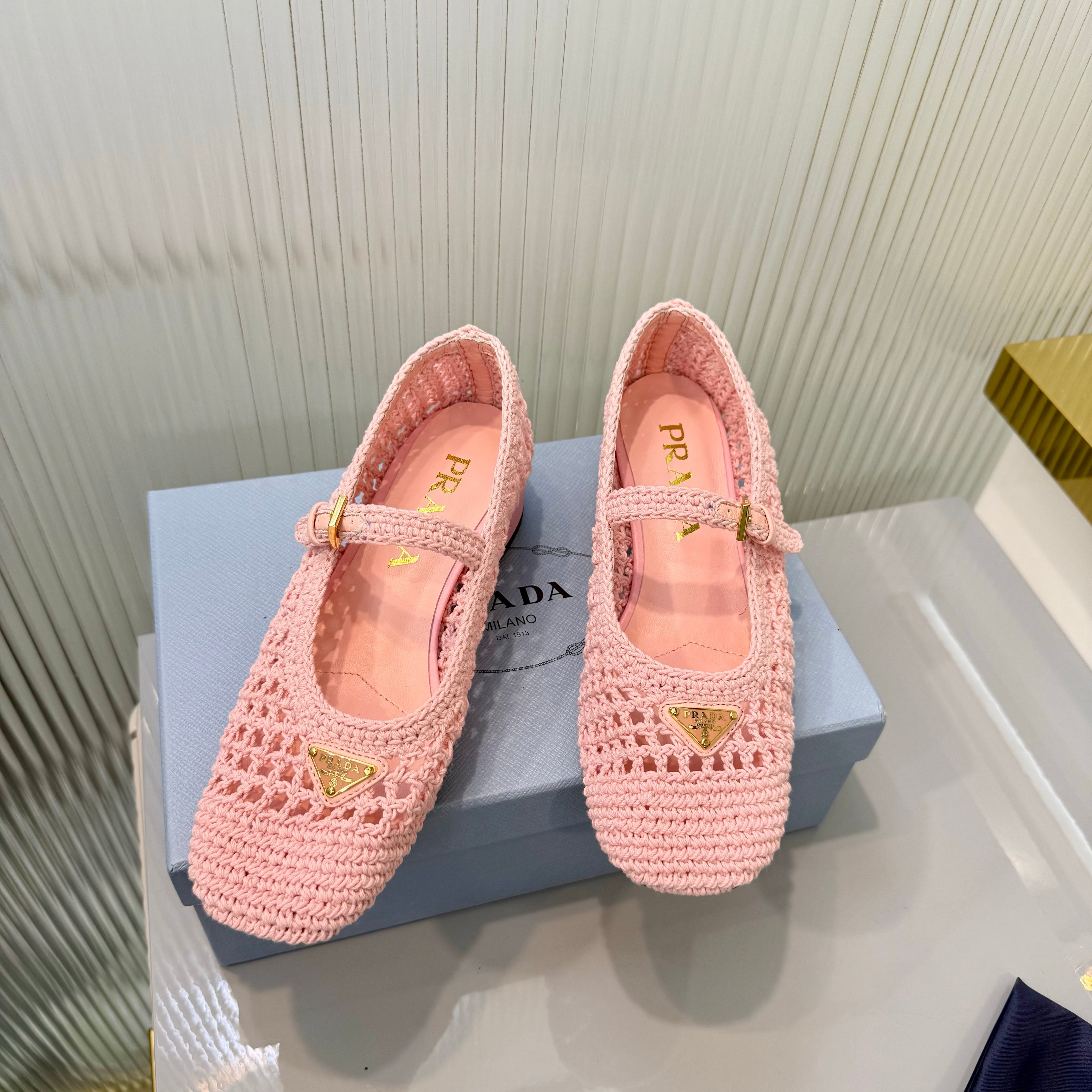 PRADA 26S LOGO PLAQUE CROCHET MARY JANE PUMPS 50MM IN BLUSH PINK WOVEN FIBER