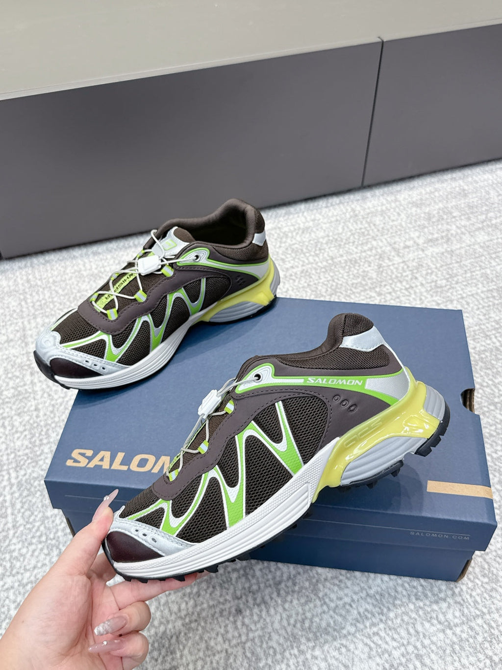 ALO 25S SALOMON XT WHISPER 40 MM IN BLACK AND GREEN MESH FABRIC