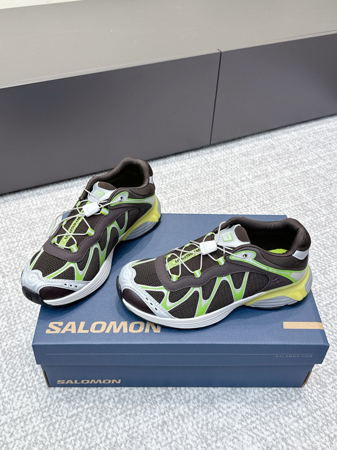 ALO 25S SALOMON XT WHISPER 40 MM IN BLACK AND GREEN MESH FABRIC
