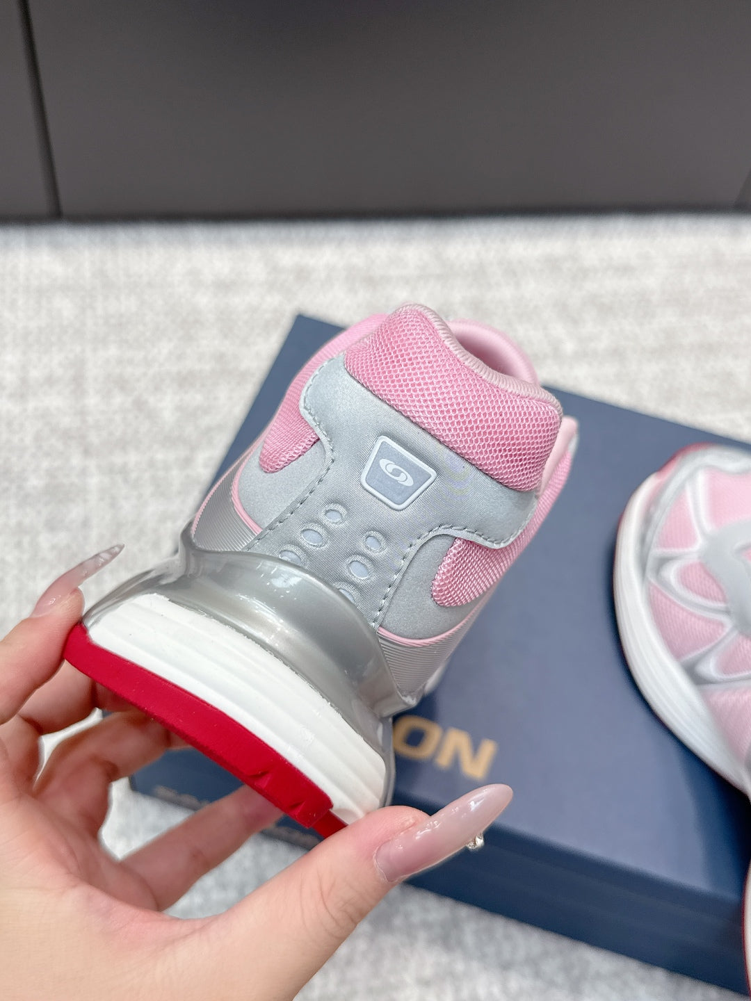 ALO 25S SALOMON XT WHISPER 40 MM IN LIGHT PINK MESH FABRIC AND GREY LAMBSKIN