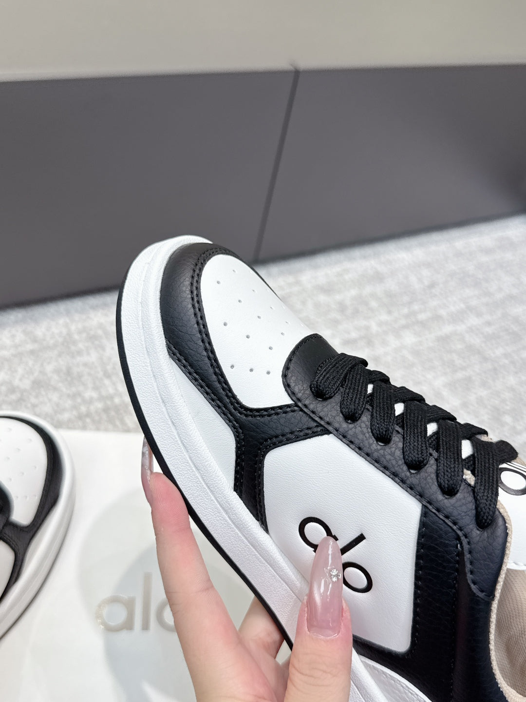 ALO 25S SNEAKER IN BLACK AND WHITE LAMBSKIN