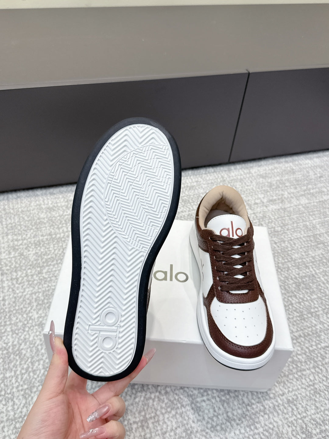 ALO 25S SNEAKER IN DARK BROWN AND WHITE LAMBSKIN