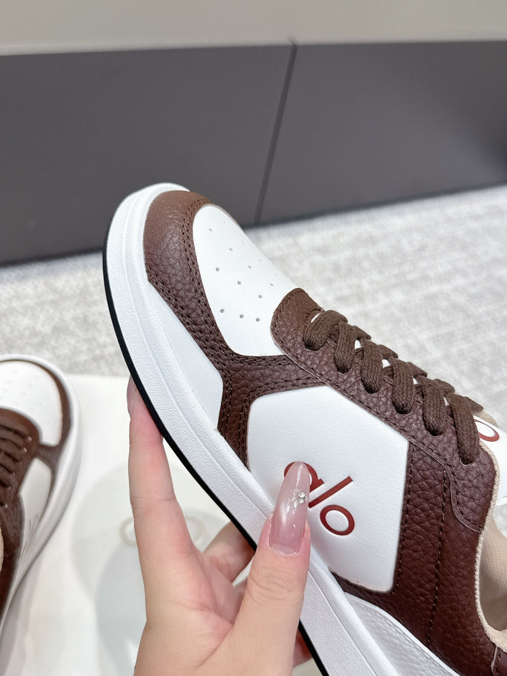 ALO 25S SNEAKER IN DARK BROWN AND WHITE LAMBSKIN