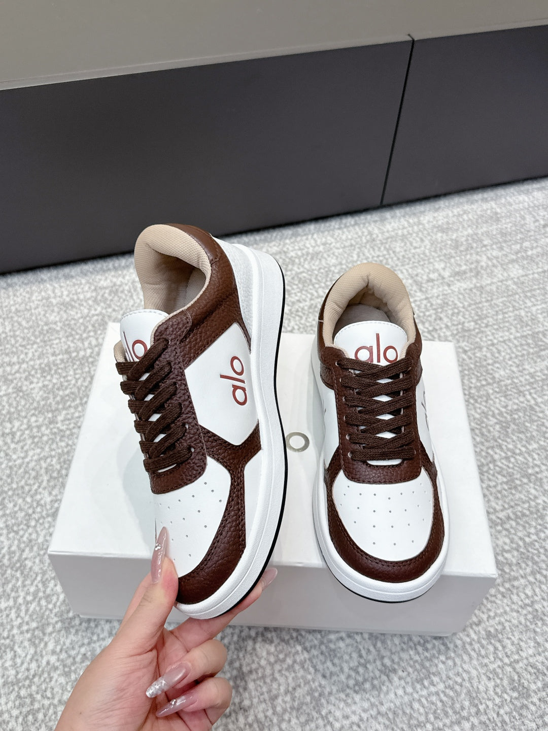 ALO 25S SNEAKER IN DARK BROWN AND WHITE LAMBSKIN