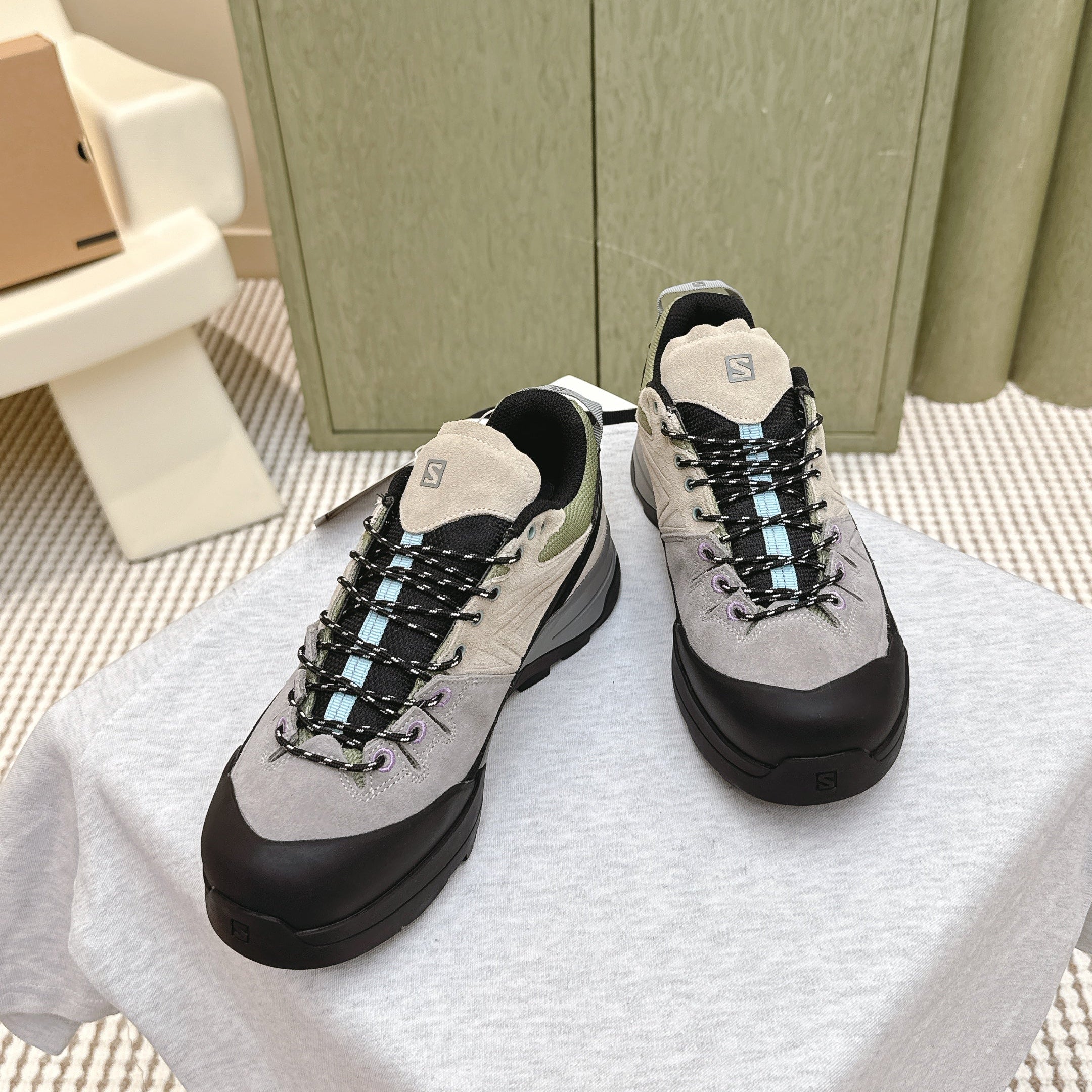 ALO 25S SALOMON X-ALP LTR SNEAKER IN BEIGE AND GREY SUEDE