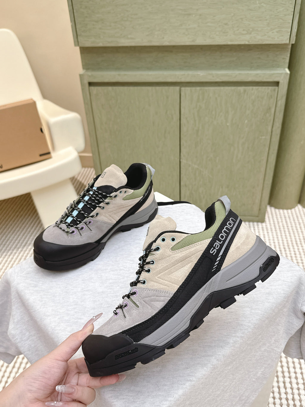 ALO 25S SALOMON X-ALP LTR SNEAKER IN BEIGE AND GREY SUEDE