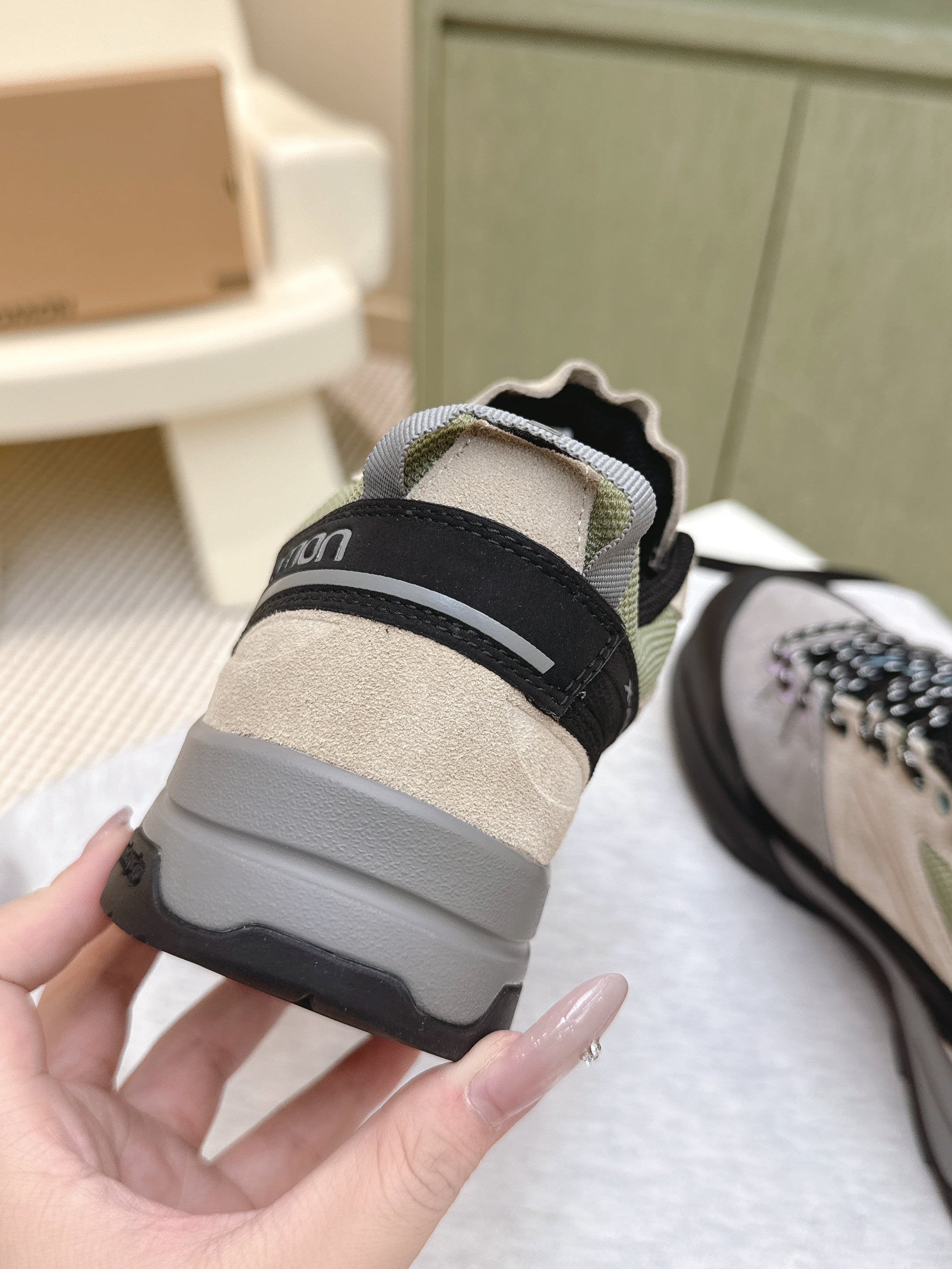 ALO 25S SALOMON X-ALP LTR SNEAKER IN BEIGE AND GREY SUEDE