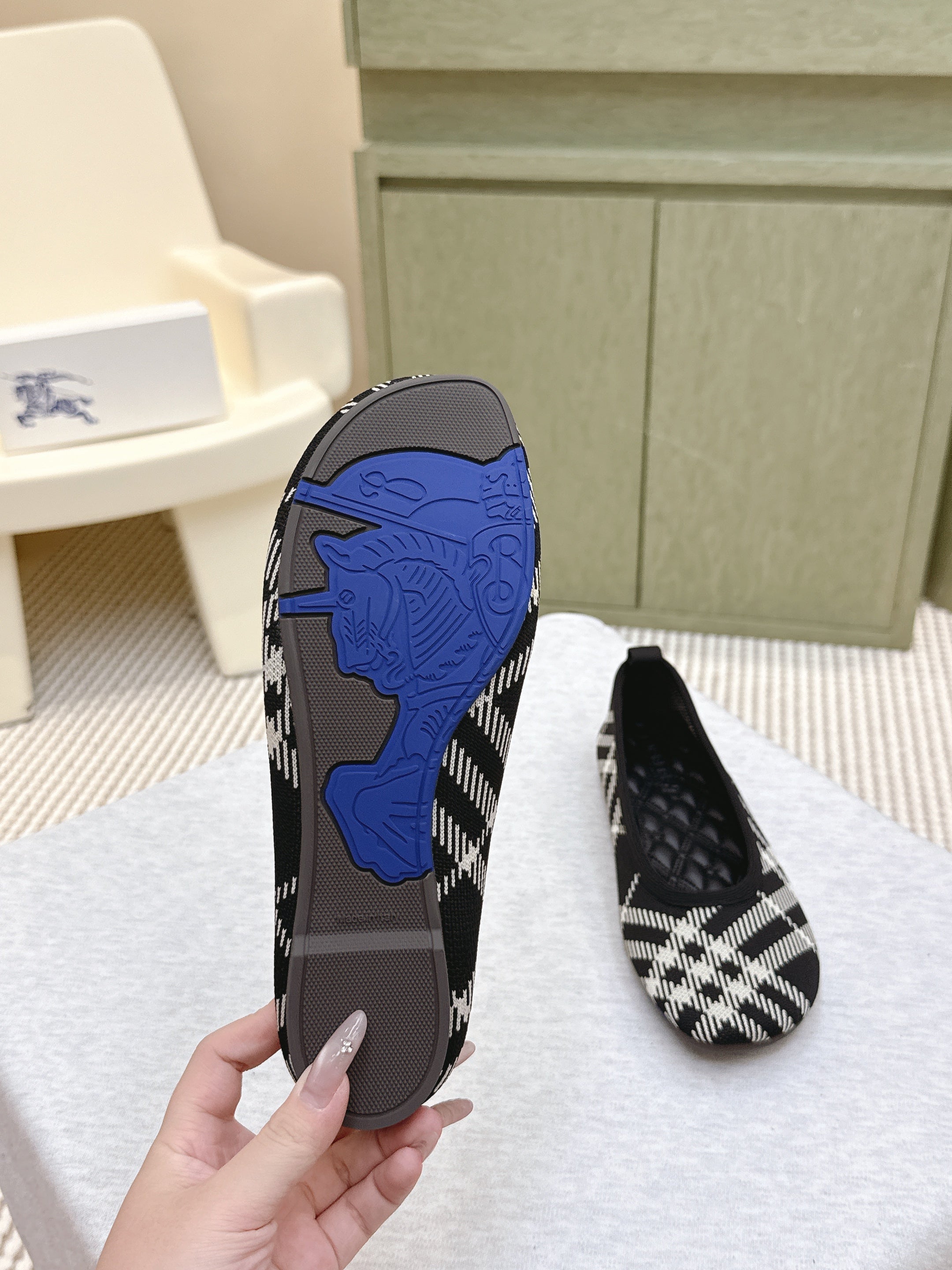 BURBERRY 26S BALLET FLATS IN BLACK AND WHITE KNIT STYLE 2