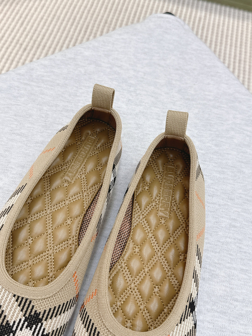 BURBERRY 26S BALLET FLATS IN BEIGE AND BLACK KNIT STYLE 1