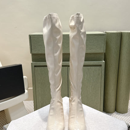 CHANEL 25S KNEE-HIGH BOOTS 60MM IN WHITE PATENT CALFSKIN WEDGE HEELS