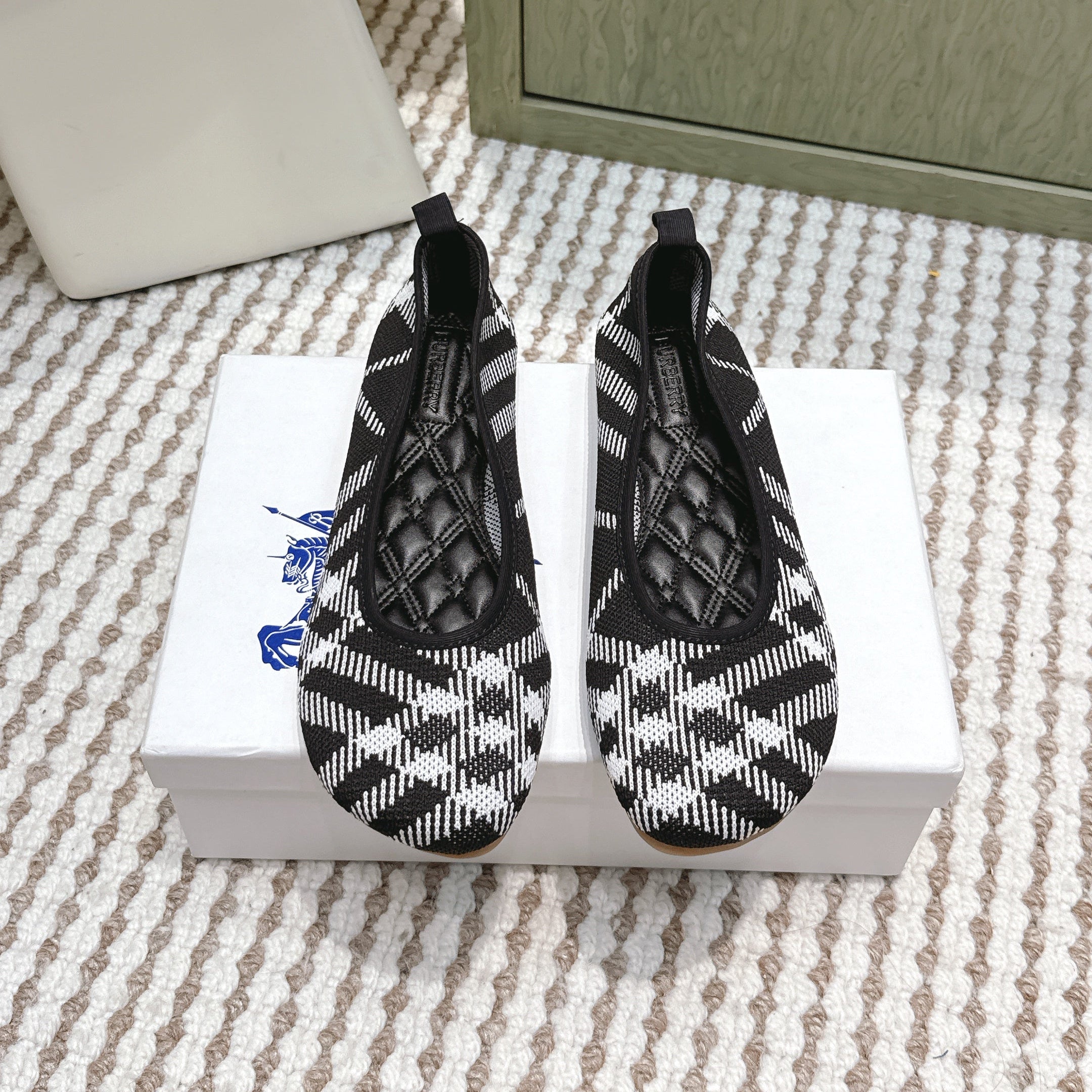 BURBERRY 26S BALLET FLATS IN BLACK AND WHITE KNIT