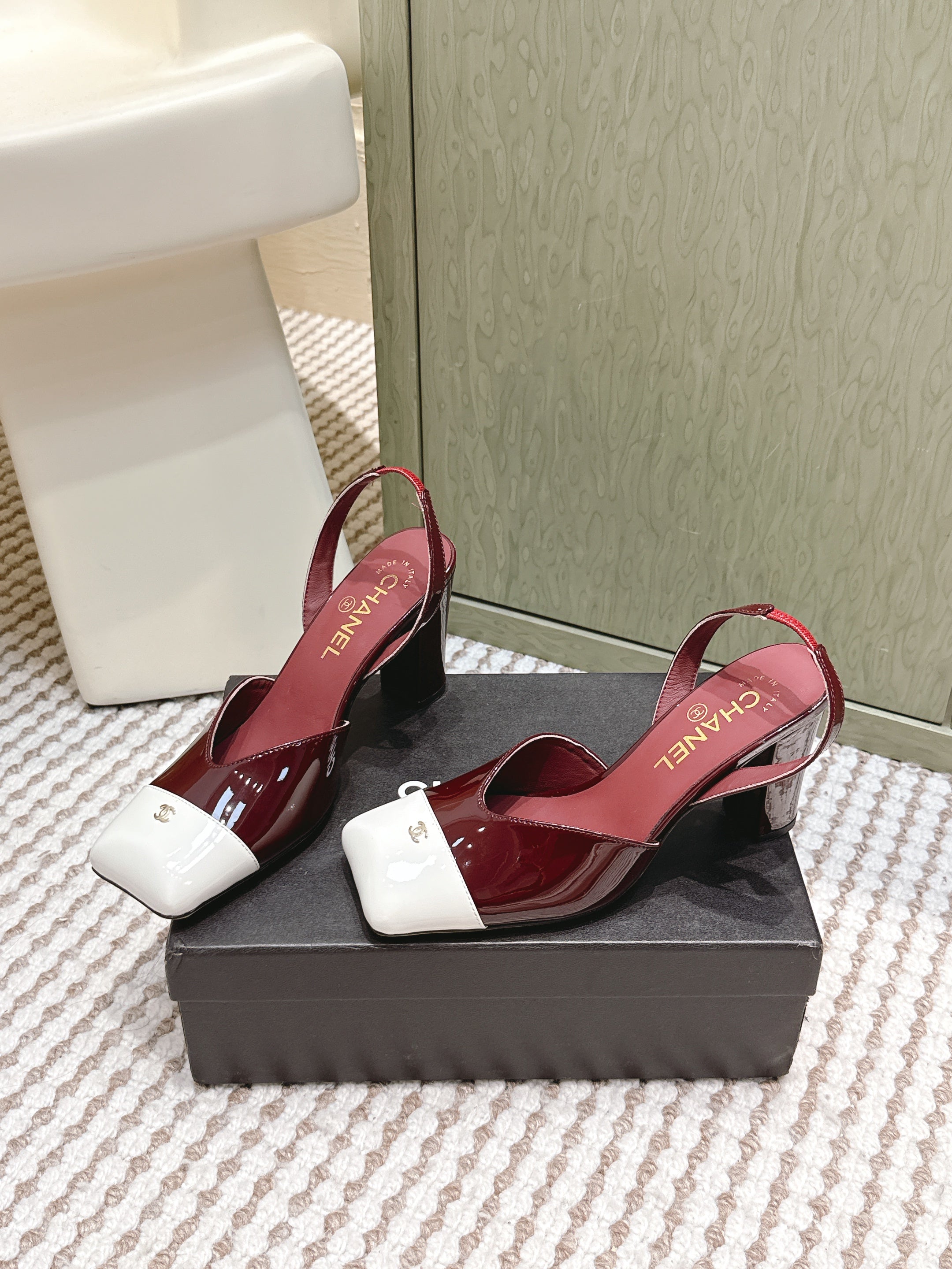CHANEL 25S HIGH-HEELED SQUARE-TOE SLINGBACK 90MM IN DARK RED AND WHITE CALFSKIN