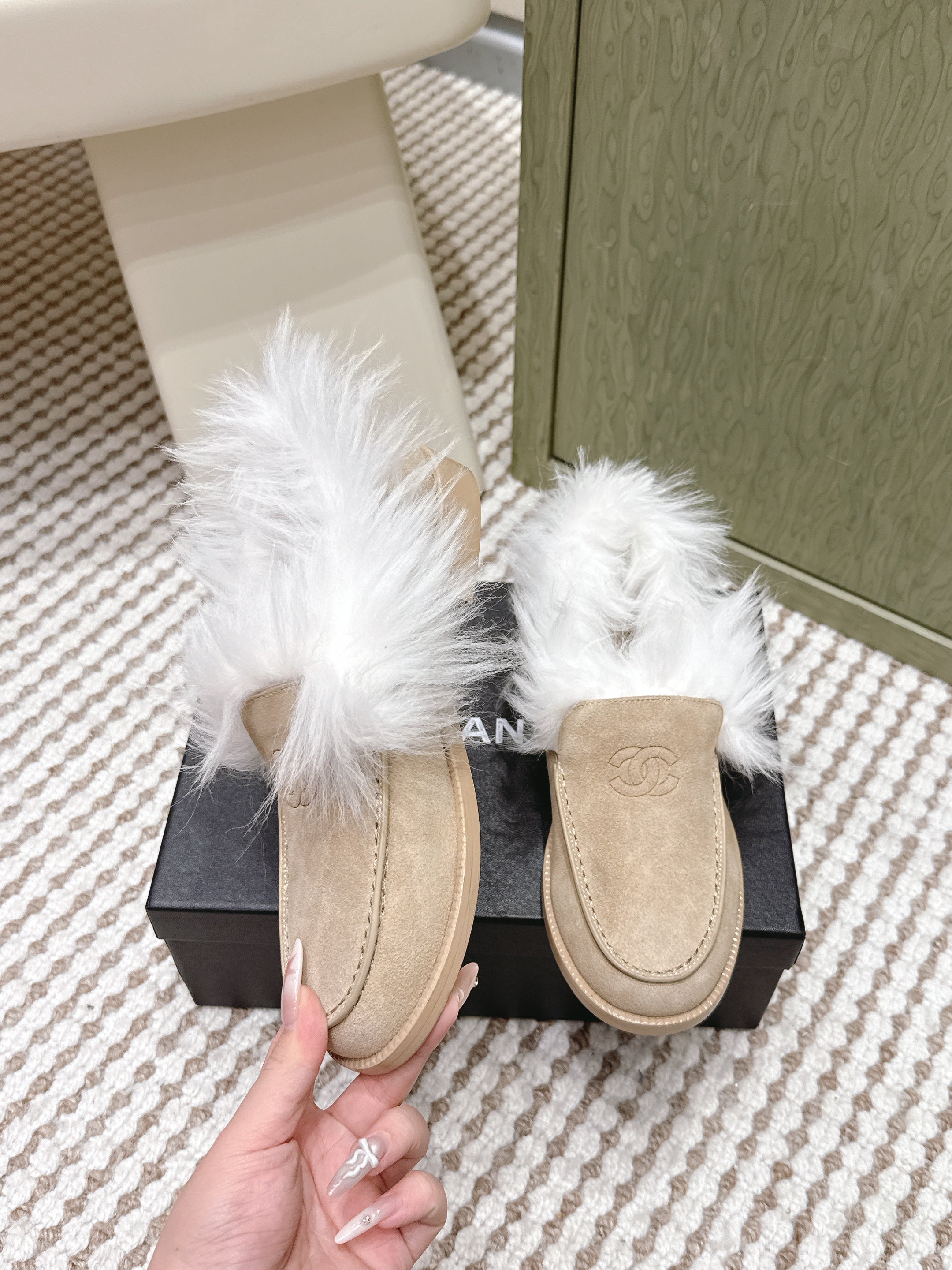 CHANEL 25S LOAFERS MOCCASIN IN BEIGE SUEDE WITH WHITE MINK FUR LINING