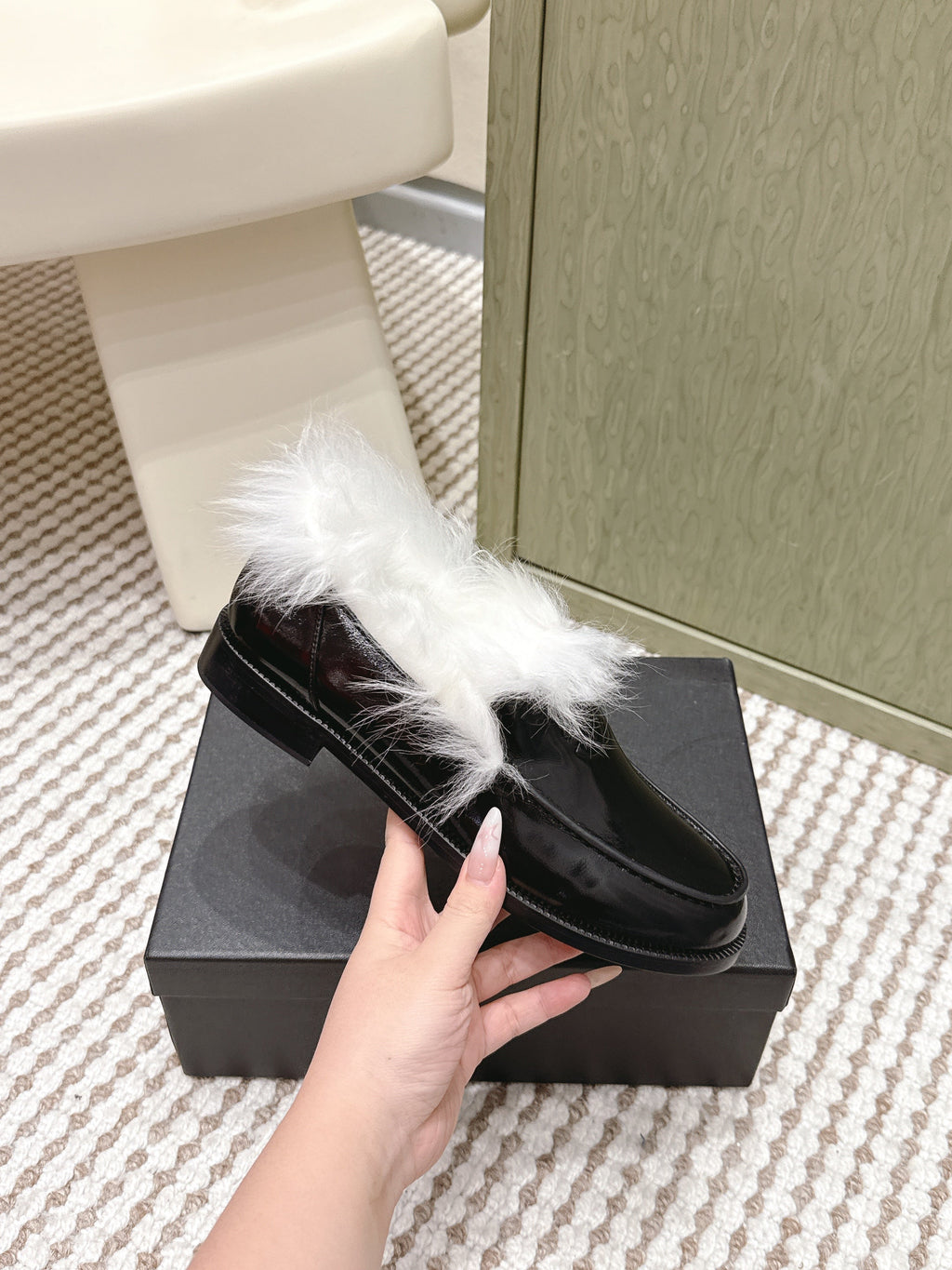 CHANEL 25S LOAFERS MOCCASIN IN BLACK GLOSSY CALFSKIN WITH WHITE MINK FUR LINING