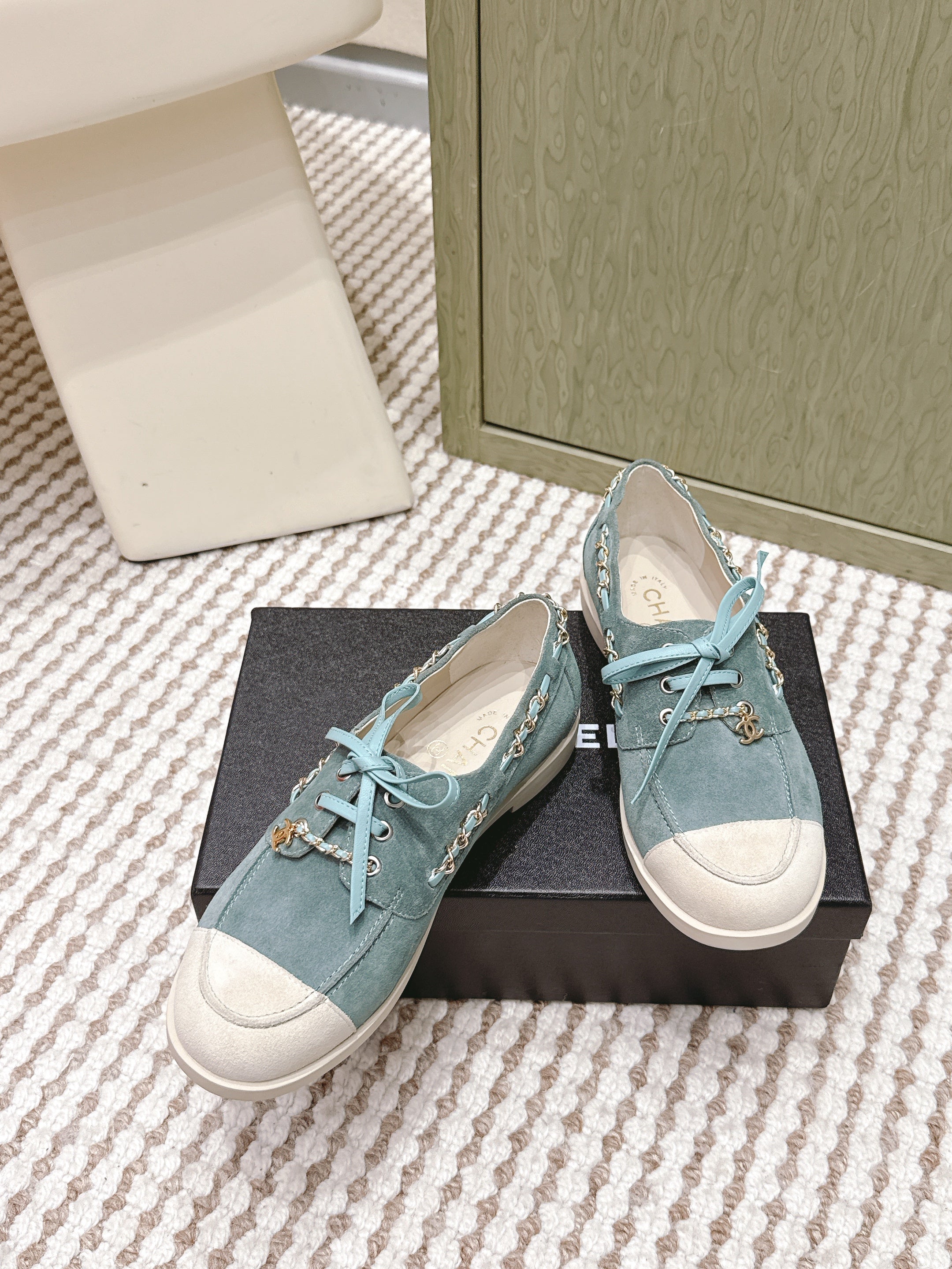 CHANEL 25S MOCCASINS IN LIGHT BLUISH-GRAY AND LIGHT GREY SUEDE