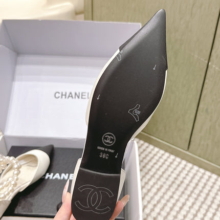 CHANEL 25S ESPADRILLE FLATS IN WHITE AND BLACK CALFSKIN WITH PEARL STRAP