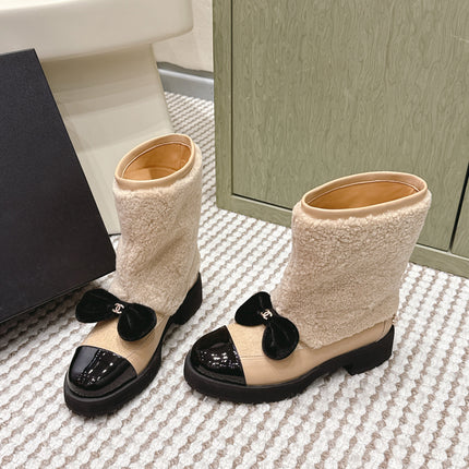 CHANEL 25S ANKLE BOOTS IN BEIGE SHEARLING LAMBSKIN AND BLACK PATENT CALFSKIN
