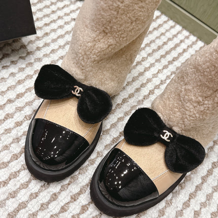 CHANEL 25S ANKLE BOOTS IN BEIGE SHEARLING LAMBSKIN AND BLACK PATENT CALFSKIN