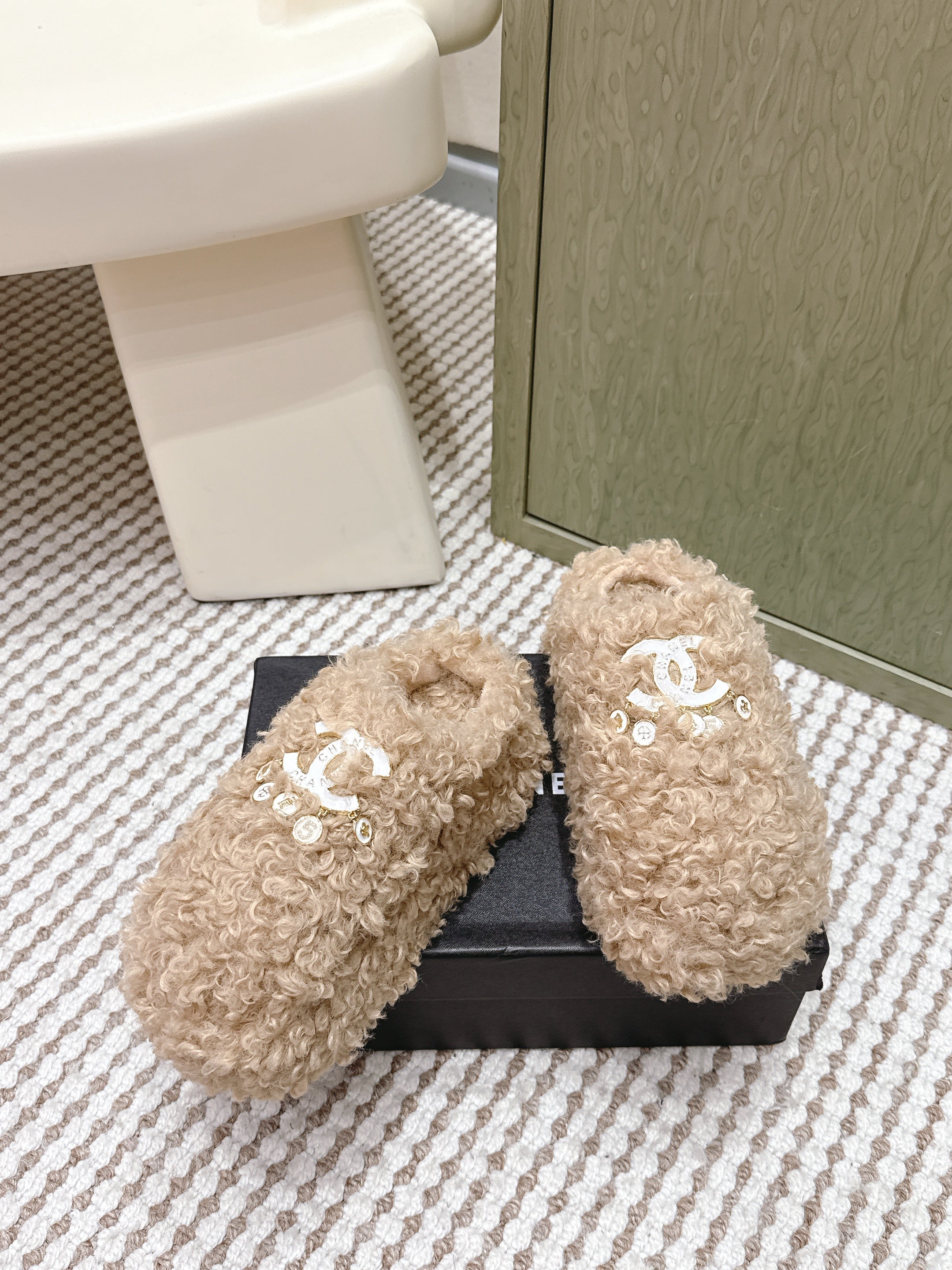 CHANEL 25S CLASSIC FURRY SLIDES IN LIGHT BROWN WITH DOUBLE C LOGO