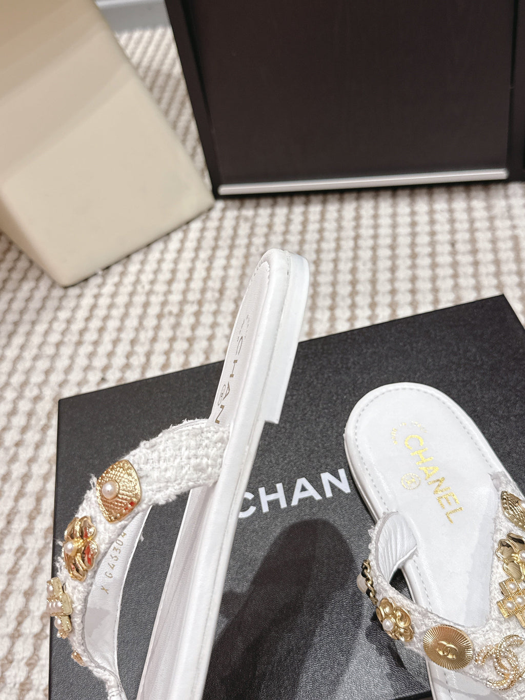 CHANEL 26S FLIP-FLOPS IN WHITE CALFSKIN