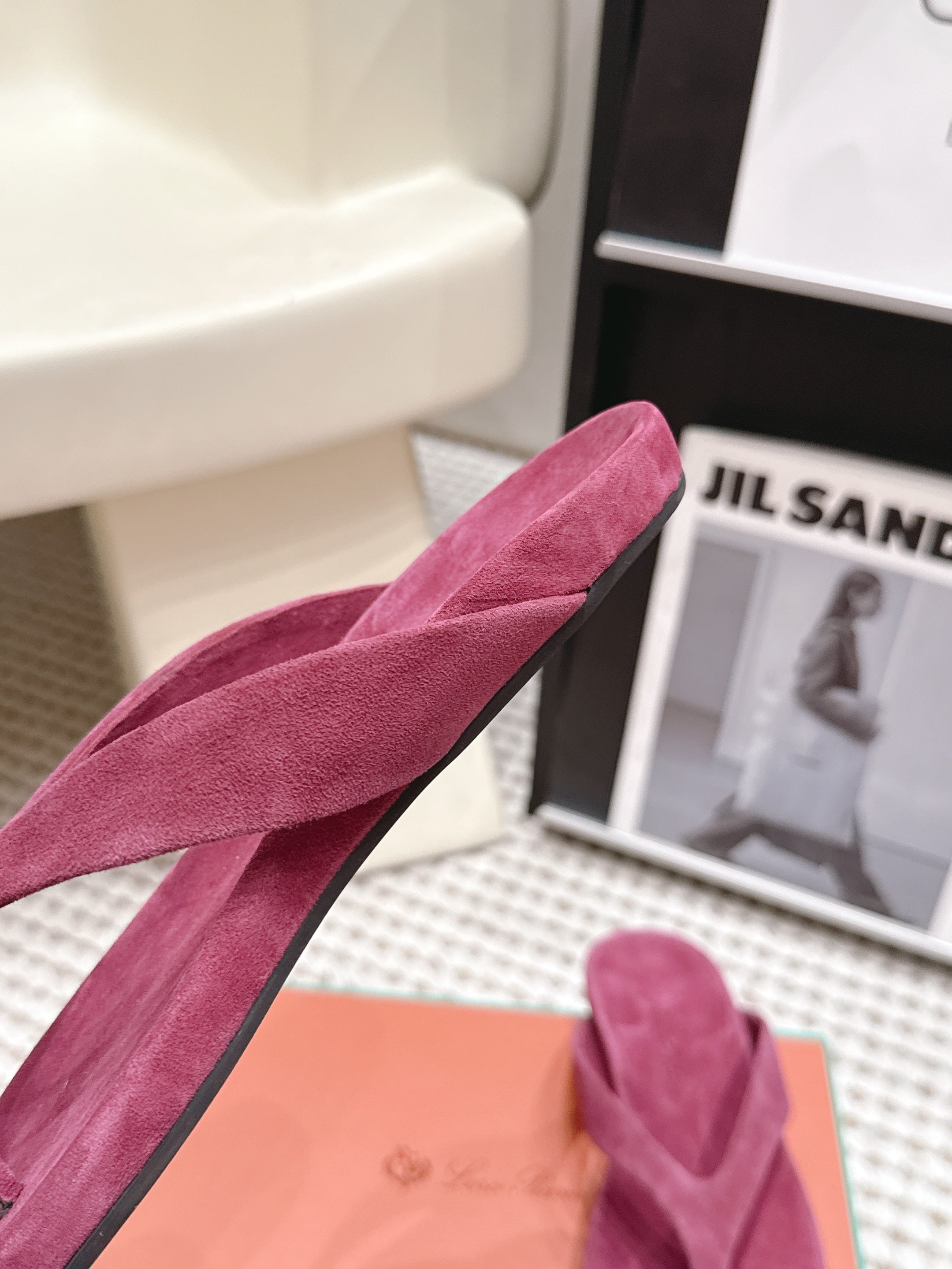 LP 26S THONG SANDALS IN DARK PINK SUEDE