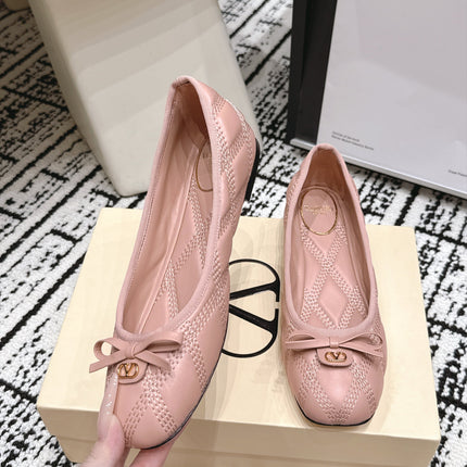 VALENTINO 26S QUILTED BALLET FLATS IN LIGHT PINK LAMBSKIN