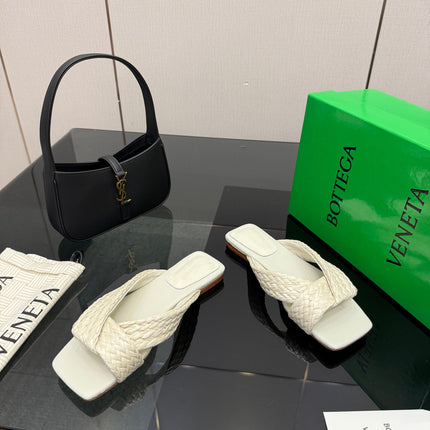 BOTTEGA VENETA 26S SANDALS IN WHITE CALFSKIN AND RAFFIA