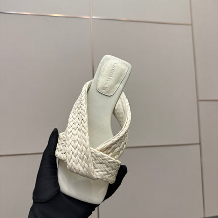 BOTTEGA VENETA 26S SANDALS IN WHITE CALFSKIN AND RAFFIA
