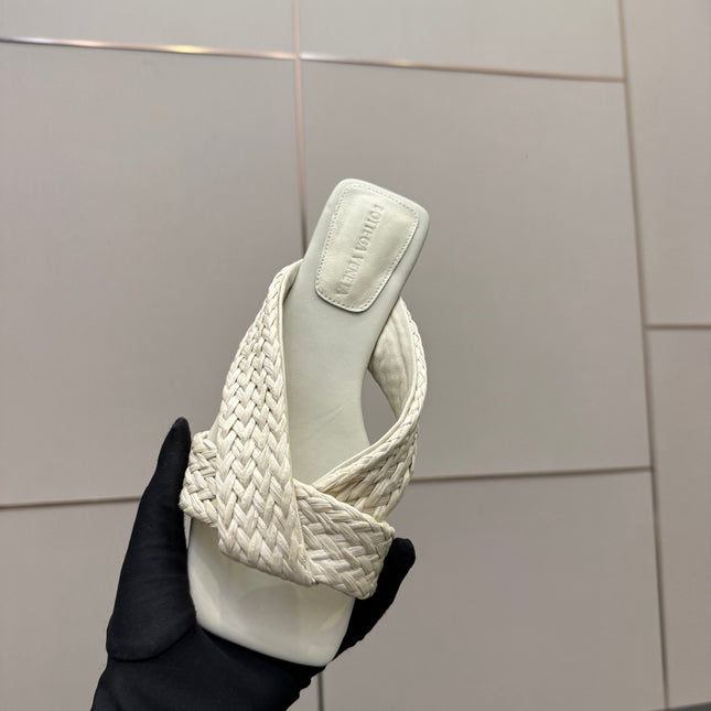 BOTTEGA VENETA 26S SANDALS IN WHITE CALFSKIN AND RAFFIA