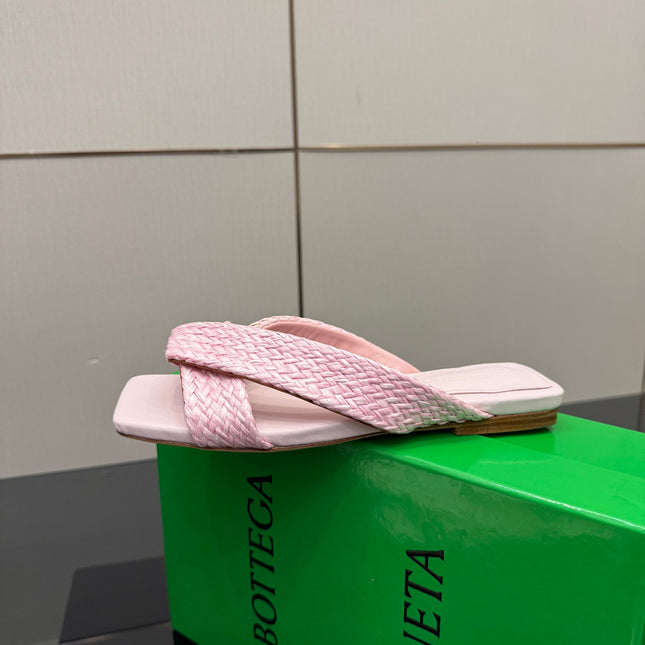 BOTTEGA VENETA 26S SANDALS IN LIGHT PINK CALFSKIN AND RAFFIA