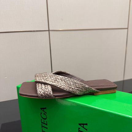 BOTTEGA VENETA 26S SANDALS IN DARK BROWN CALFSKIN AND RAFFIA