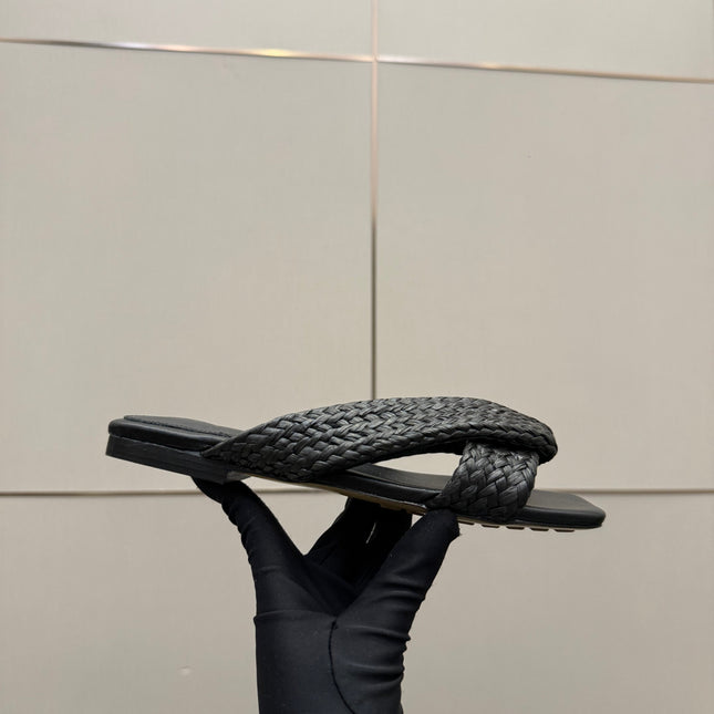 BOTTEGA VENETA 26S SANDALS IN BLACK CALFSKIN AND RAFFIA