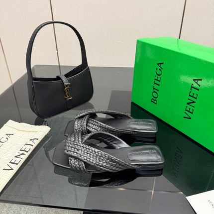 BOTTEGA VENETA 26S SANDALS IN BLACK CALFSKIN AND RAFFIA