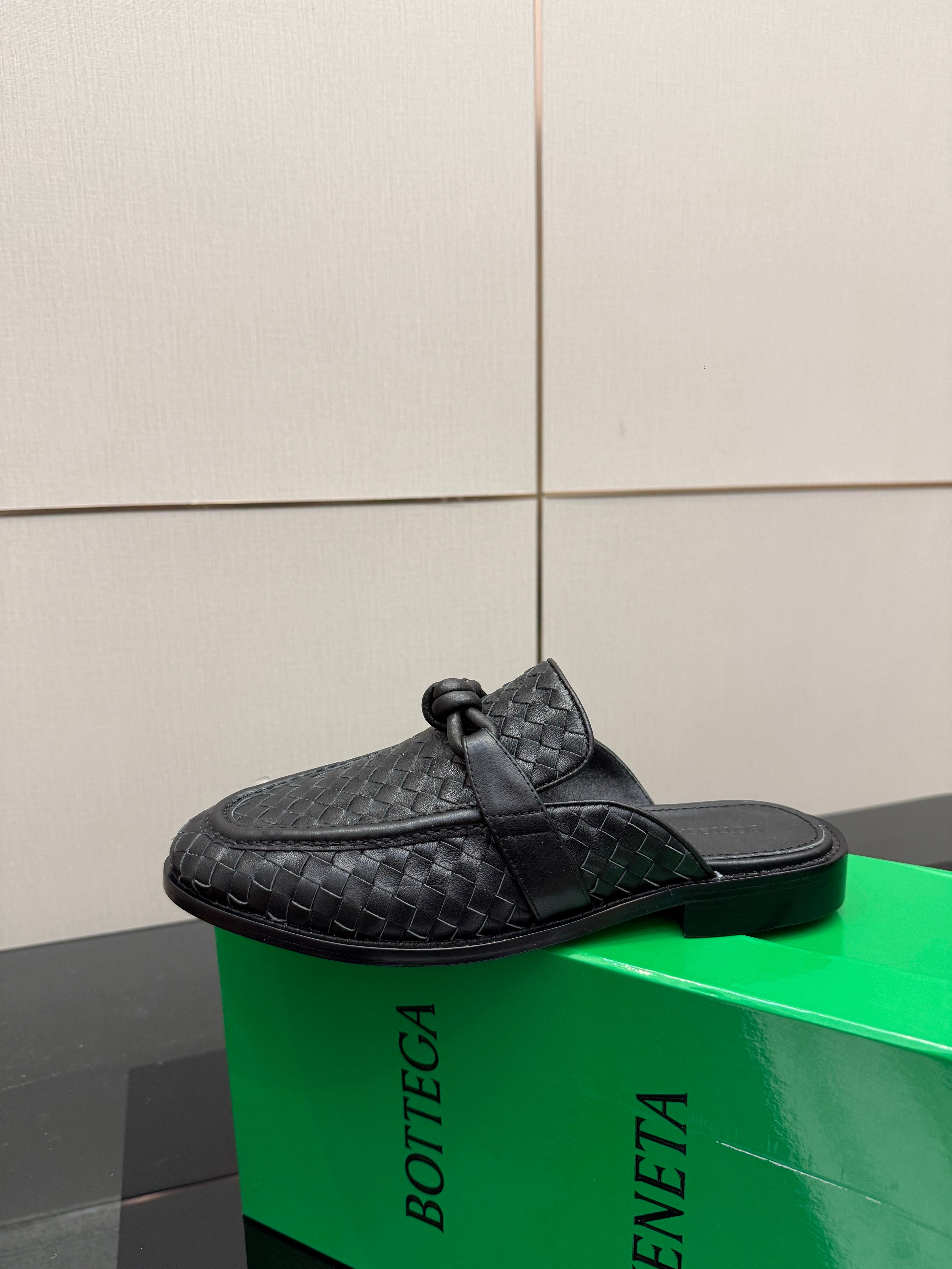 BOTTEGA VENETA 26S BACKLESS LOAFERS IN BLACK TECHNICAL WOVEN CALFSKIN STYLE 2