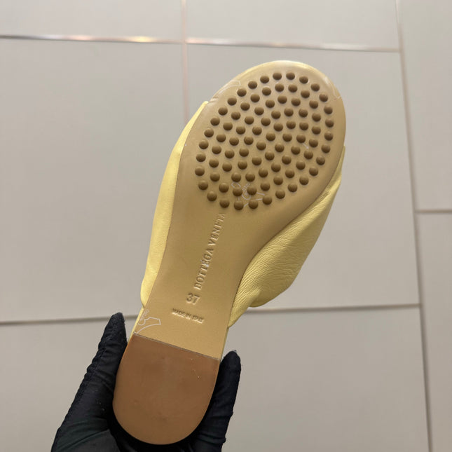 BOTTEGA VENETA 26S SLIDE SANDALS IN YELLOW LAMBSKIN
