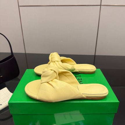 BOTTEGA VENETA 26S SLIDE SANDALS IN YELLOW LAMBSKIN