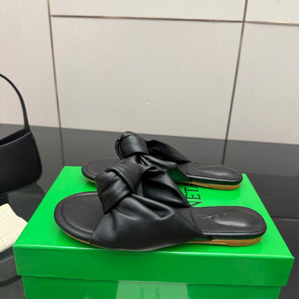 BOTTEGA VENETA 26S SLIDE SANDALS IN BLACK LAMBSKIN