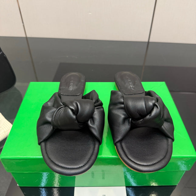 BOTTEGA VENETA 26S SLIDE SANDALS IN BLACK LAMBSKIN