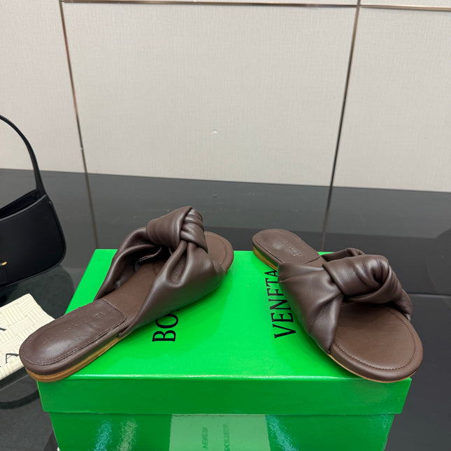 BOTTEGA VENETA 26S SLIDE SANDALS IN BROWN LAMBSKIN