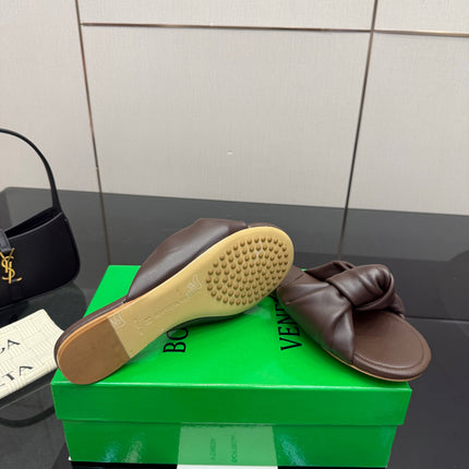 BOTTEGA VENETA 26S SLIDE SANDALS IN BROWN LAMBSKIN