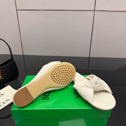 BOTTEGA VENETA 26S SLIDE SANDALS IN OFF-WHITE LAMBSKIN