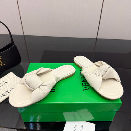 BOTTEGA VENETA 26S SLIDE SANDALS IN OFF-WHITE LAMBSKIN