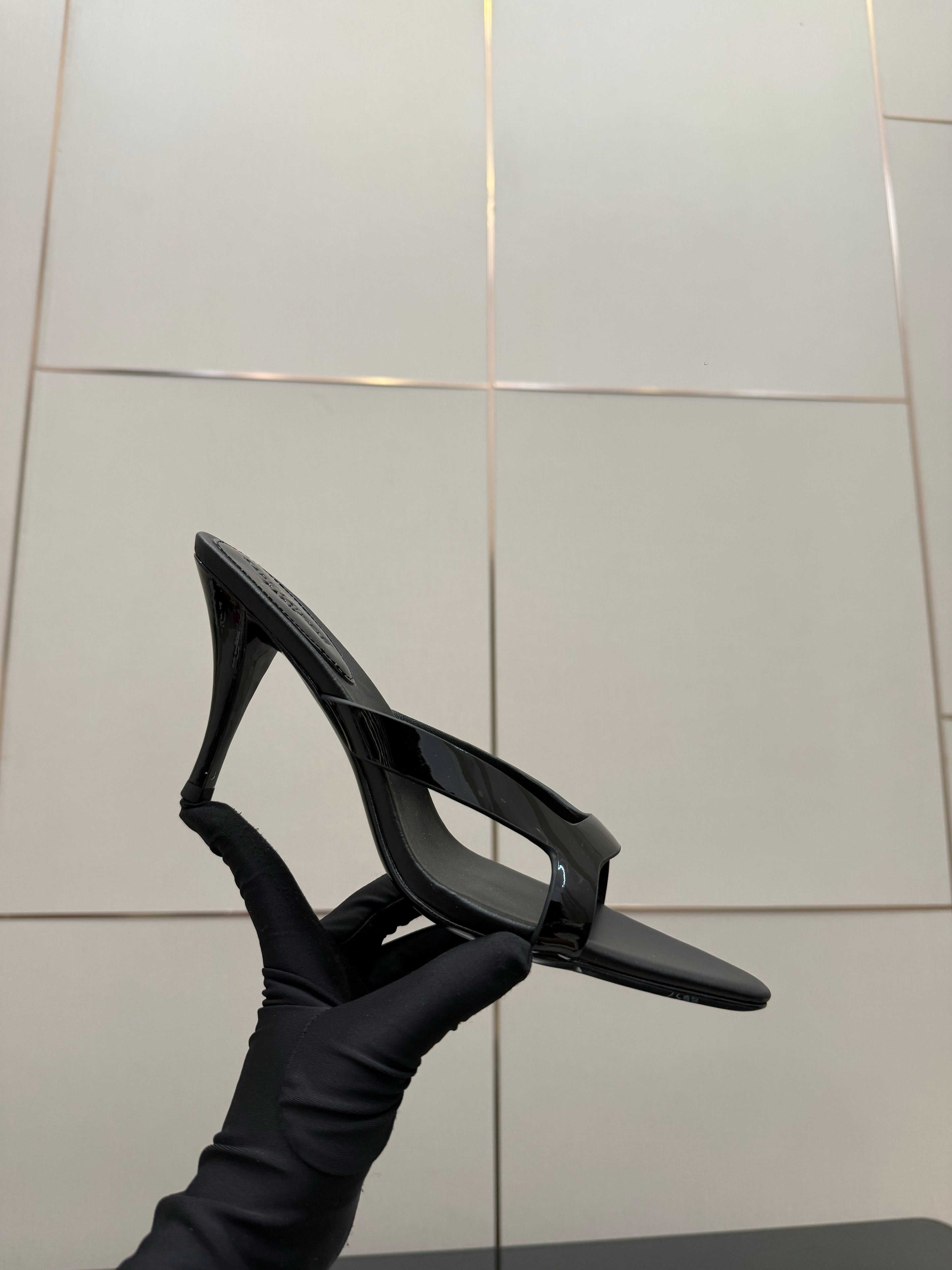 YSL 26S POINTED-TOE SANDALS 90 MM IN BLACK CALFSKIN
