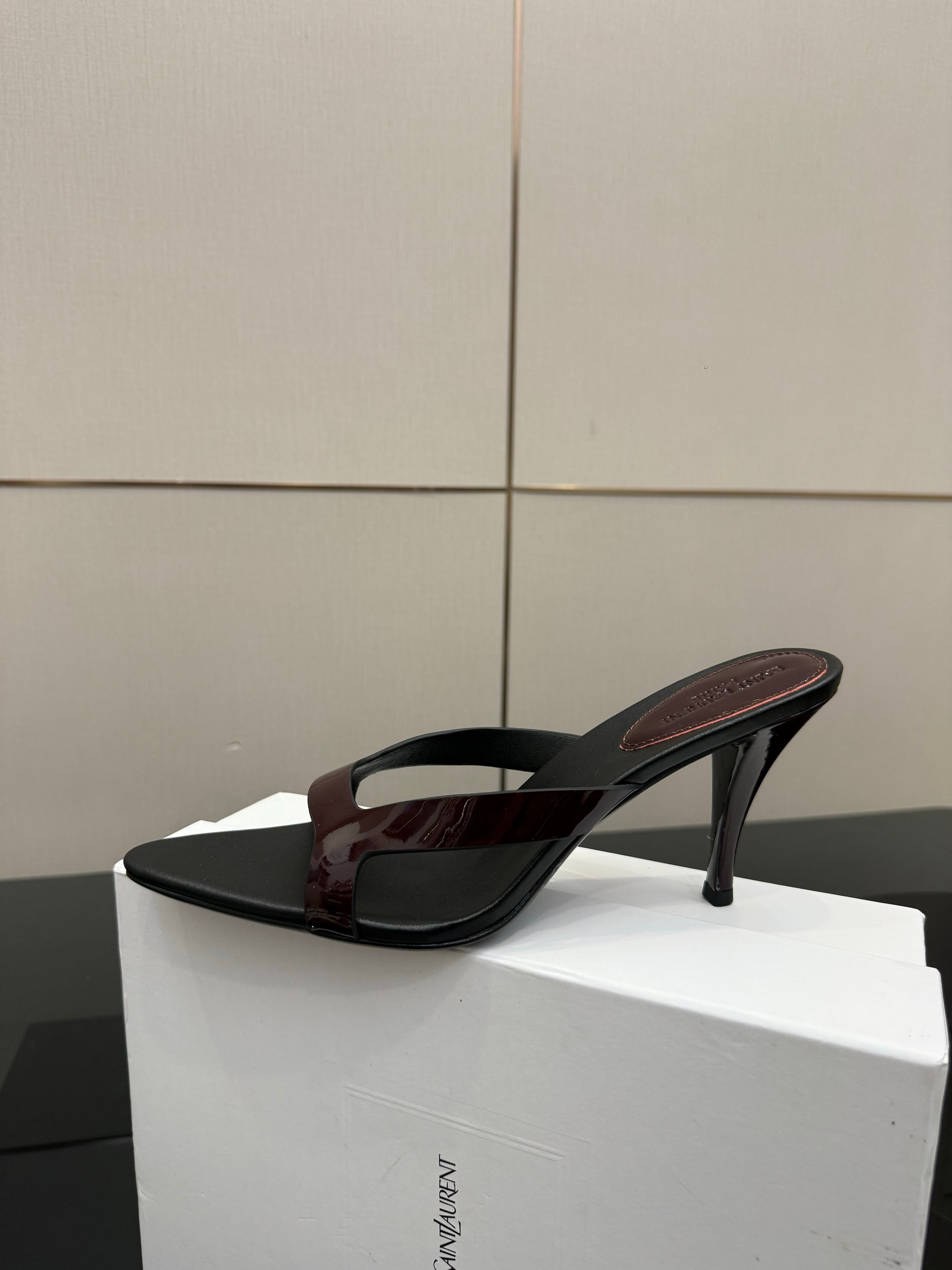 YSL 26S POINTED-TOE SANDALS 90 MM IN DARK RED AND BLACK CALFSKIN