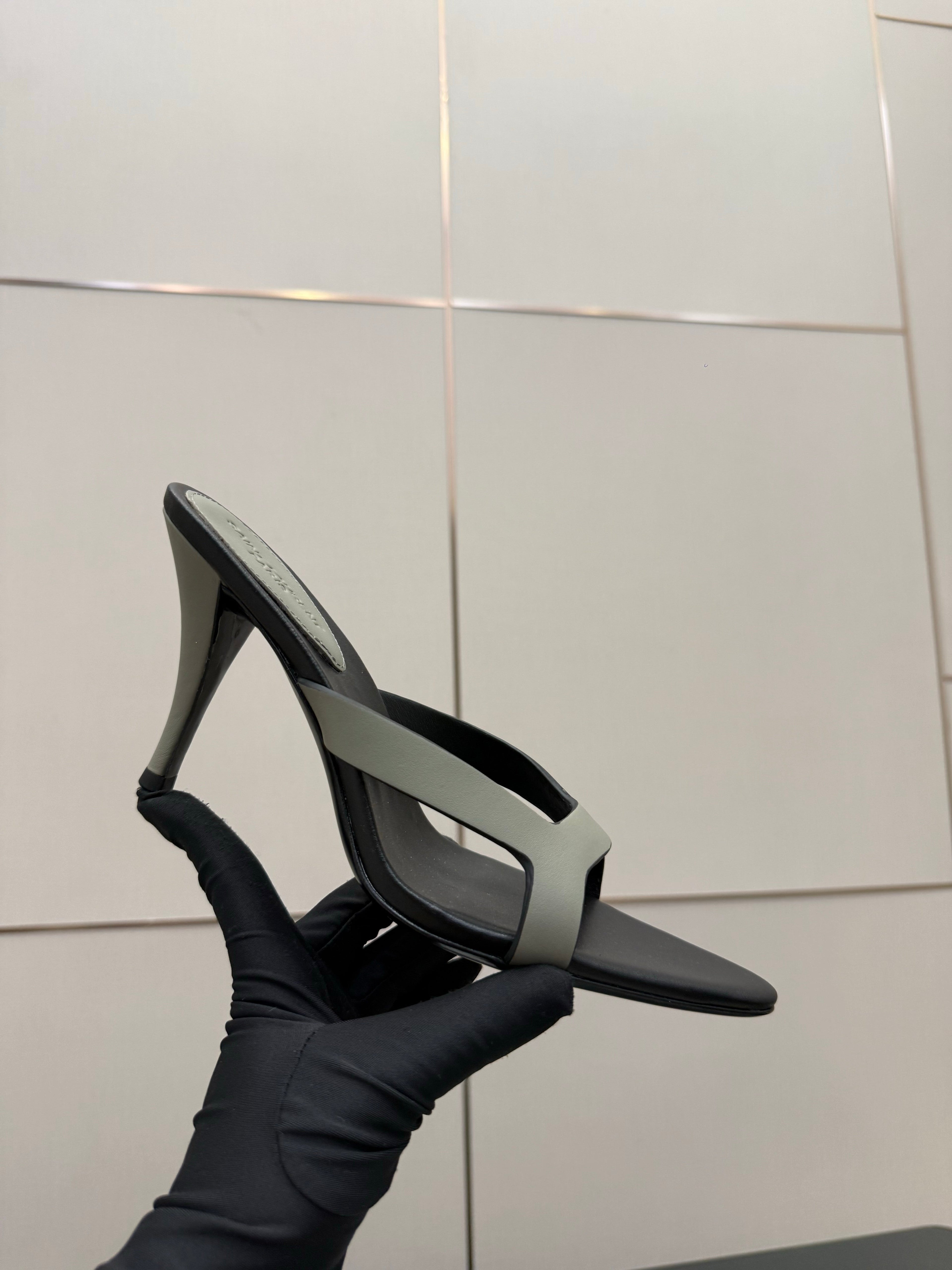 YSL 26S POINTED-TOE SANDALS 90 MM IN GREY AND BLACK CALFSKIN
