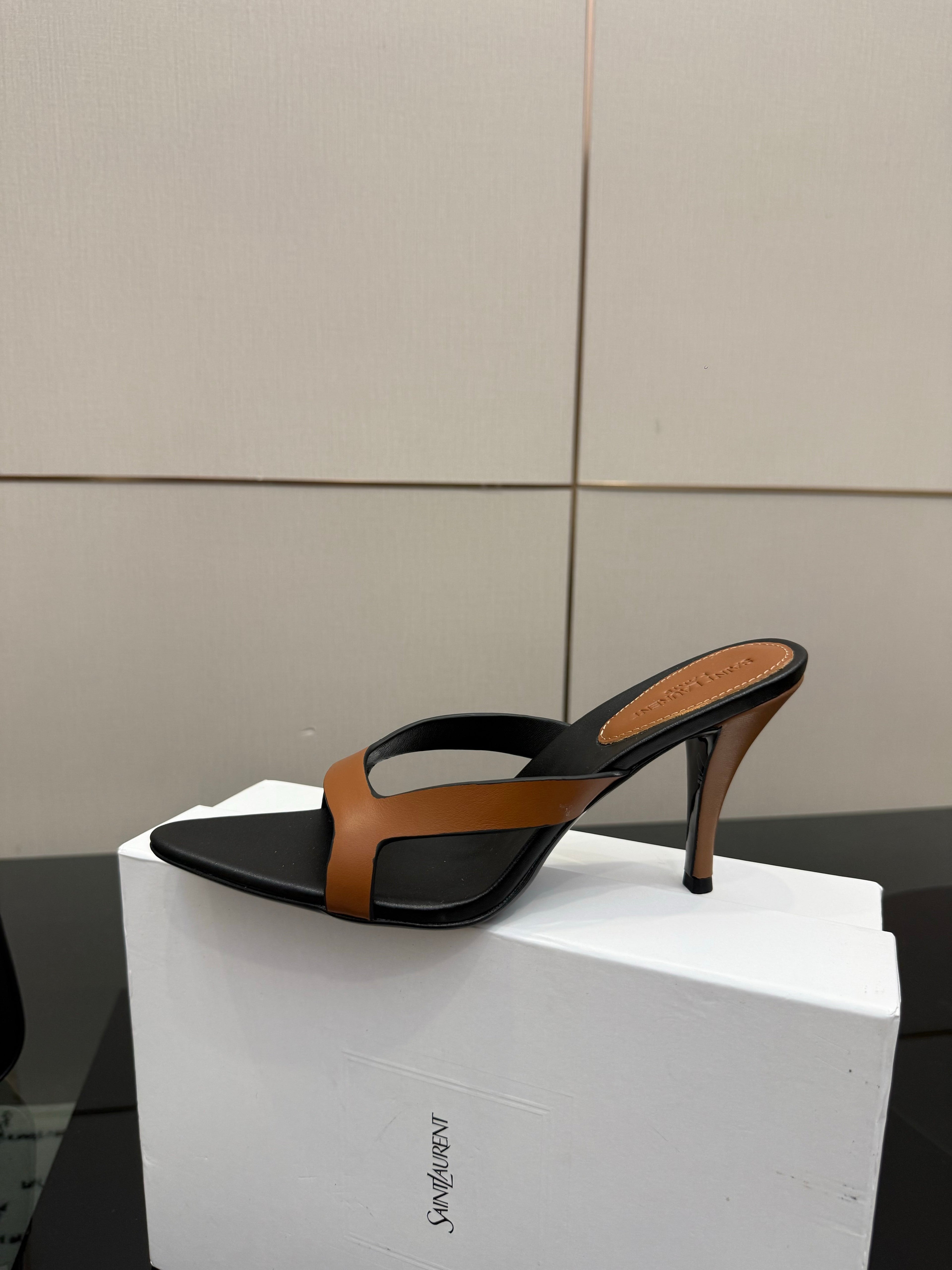 YSL 26S POINTED-TOE SANDALS 90 MM IN BROWN AND BLACK CALFSKIN