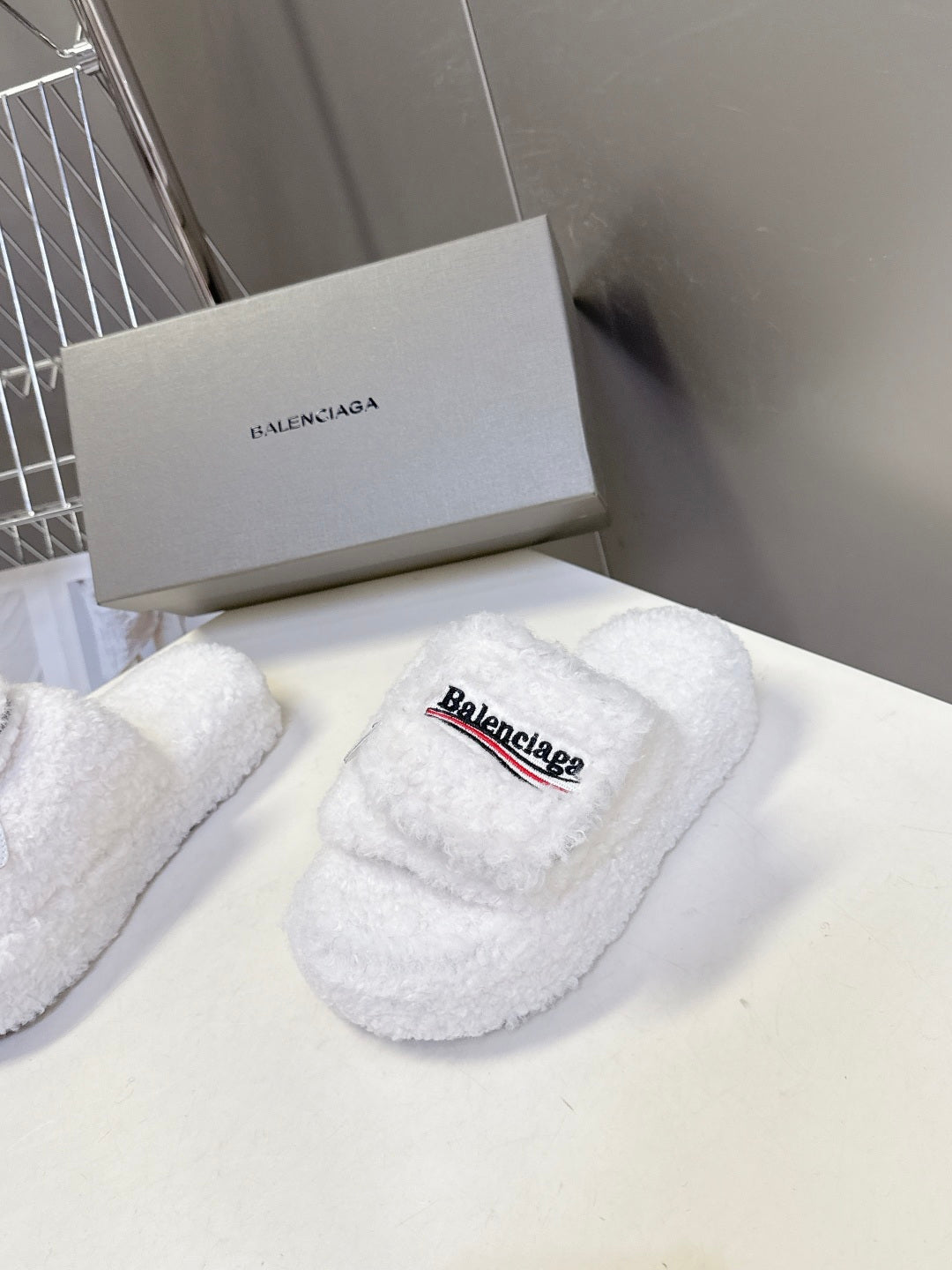 BALENCIAGA 25S SLIPPERS IN WHITE FAUX SHEARLING